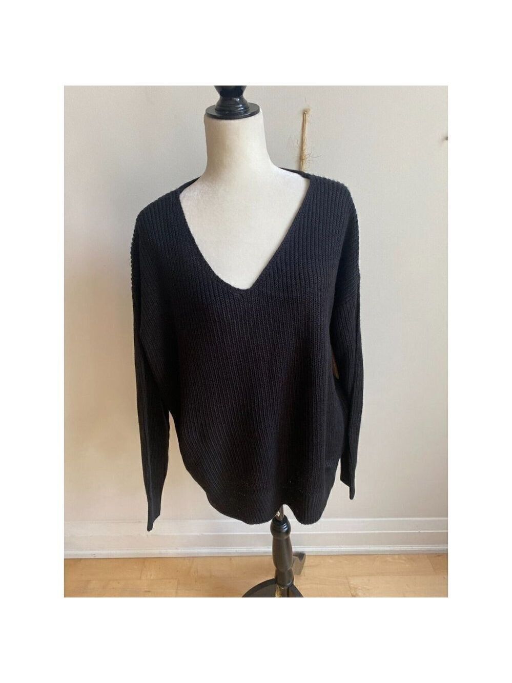 Rdi BNWT women vneck ribbed black sweater Medium